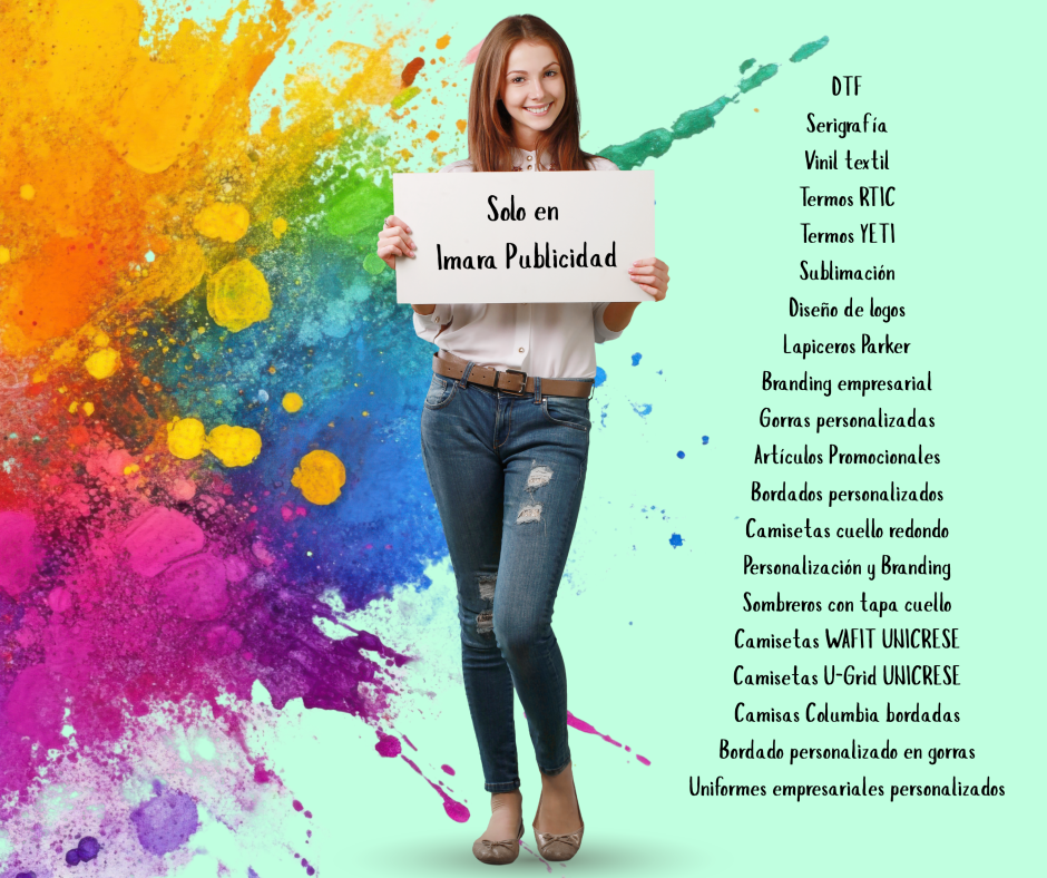 Mujer mostrando los servicios de Imara Publicidad