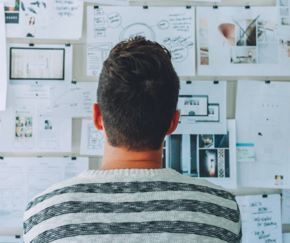Profesional trabajando en estrategias de branding y publicidad empresarial