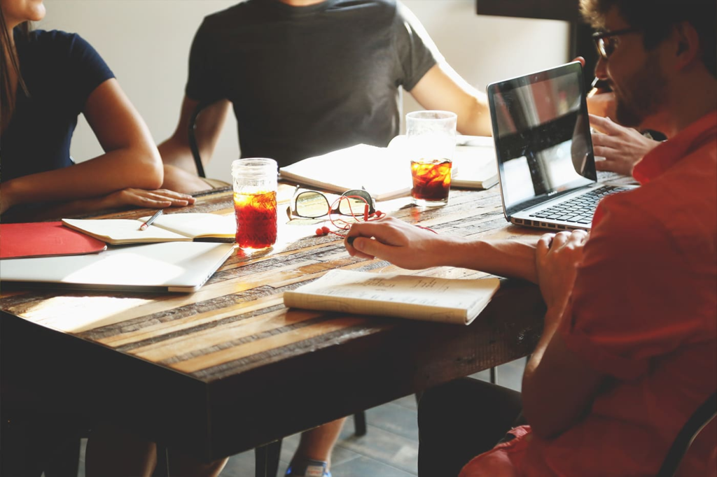 Personas trabajando